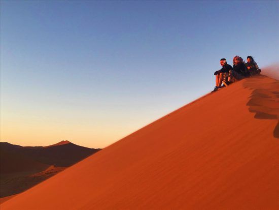 Sur les dunes du désert de Sossusvlei lors de notre road-trip en Namibie