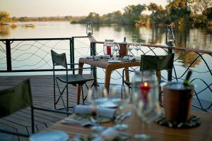 Cena junto al río Zambeze