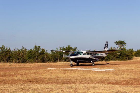 Ein kleines Flugzeug landet auf einer Landebahn