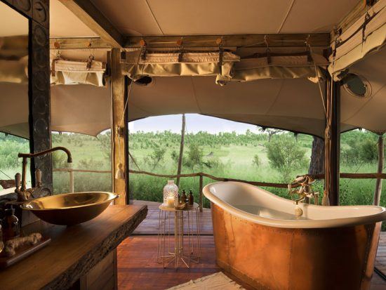 A rustic, opulent bathroom at Somalisa Acacia