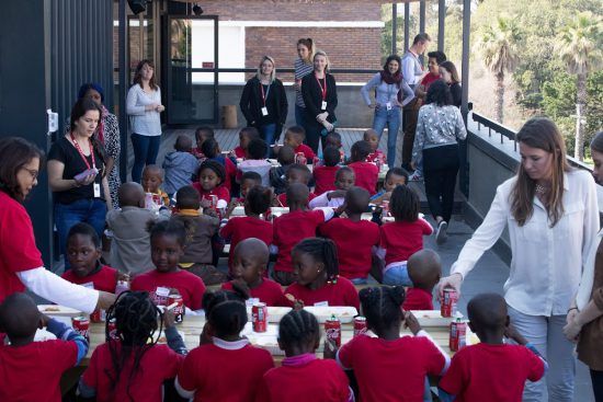 Los niños de Khumbulani, disfrutando de una comida más que merecida