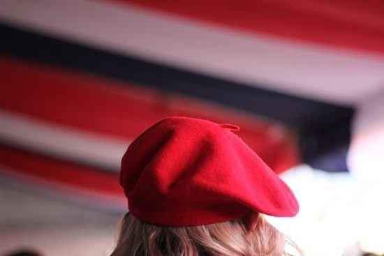 Femme portant un béret rouge au 14 juillet du Bastille Festival