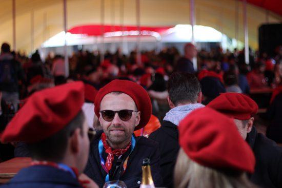 Marée noire de bleu, blanc, rouge sous le chapiteau principal du Franschhoek Bastille Festival