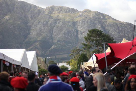 Frasnchhoek Bastille Festival et les tentes bleu, blanc, rouge sur fond des montagnes de Franschhoek.