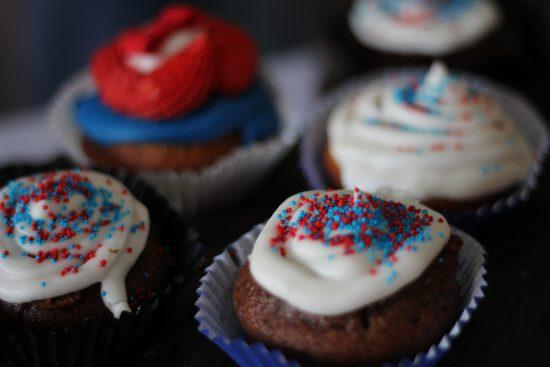 Stand de cupcakes tricolores aux couleurs du drapeau français au Franschhoek Bastille Festival