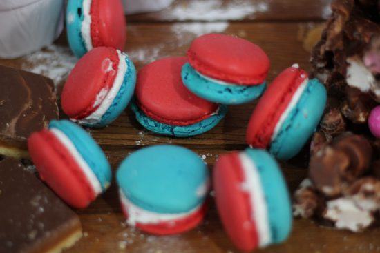 Stand de macarons tricolores au Franschhoek Bastille Festival