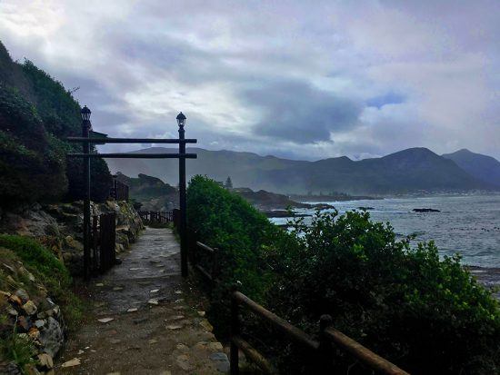 Cliff Path Walk, uma trilha ao longo da costa de Hermanus, em dia dramático. Foto: Nathalia Marangoni