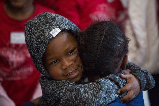 Pause tendresse entre deux enfants de Khumbulani s'enlaçant.