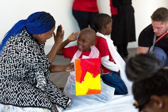 Niños y mayores disfrutando del Día de Nelson Mandela