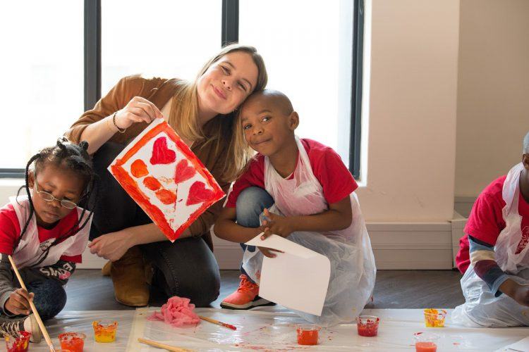 Rhino et les enfants de Khumbulani en plein atelier peinture