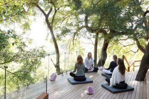 Yoga sobre la terraza de Londolozi Healing House