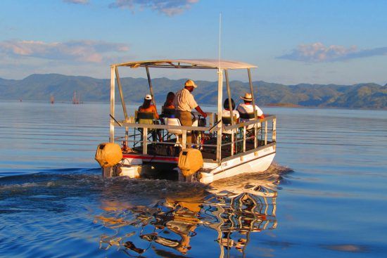 Personen auf einem Boot auf dem blauen Wasser des Lake Kariba in Simbabwe