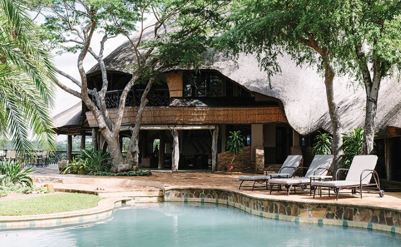 Hauptbereich der Chilo Gorge Safari Lodge mit Swimmingpool