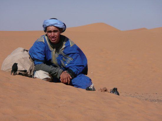 Un Tuareg posando frente al desierto del Sahara