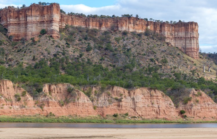 Die rötlichen Chilojo-Felsen sind charakteristisch für den Gonarezhou Nationalpark