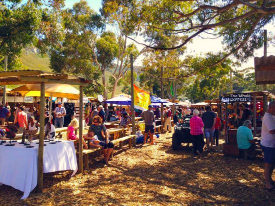 Hermanus Country Market, onde os habitantes da cidadezinha se reúnem para prestigiar a cultura e produtos locais. Foto: Facebook de Hermanus Country Market