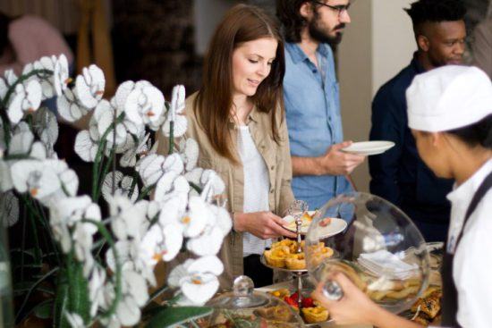 Gäste im MannaBay Hotel tischen sich beim High Tea auf