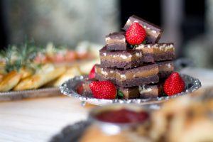 Süße Speise und Erdbeeren beim High Tea in Kapstadt