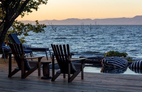 Der Pool des Changa Safari Camps mit Blick auf den Lake Kariba