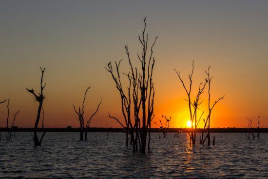 Sonnenuntergang über dem Lake Kariba zwischen Simbabwe und Sambia