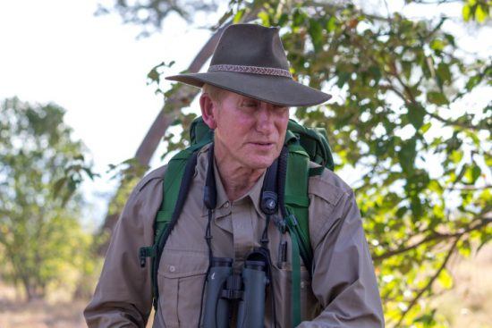 John Stevens auf einer Buschwanderung im Mana Pools Nationalpark