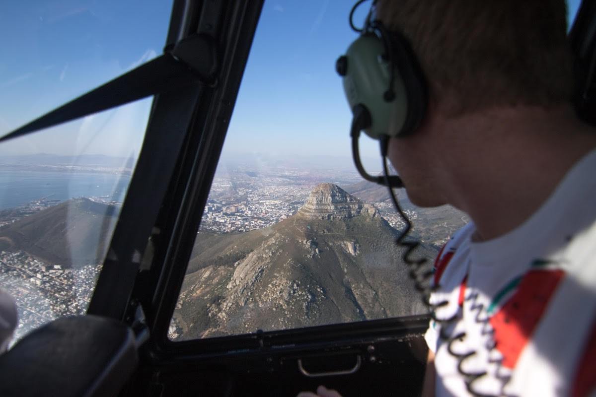 Un joven volando en helicóptero sobre Lion's Head