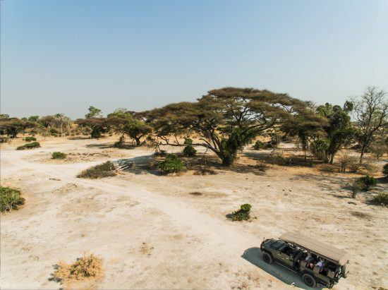 Desfrute de paisagens remotas durante suas aventuras de safári