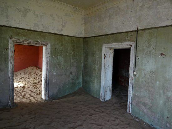 Kolmanskop é uma cidade fantasma no Namibe, no sul da Namíbia, a 10 quilômetros da cidade portuária de Lüderitz