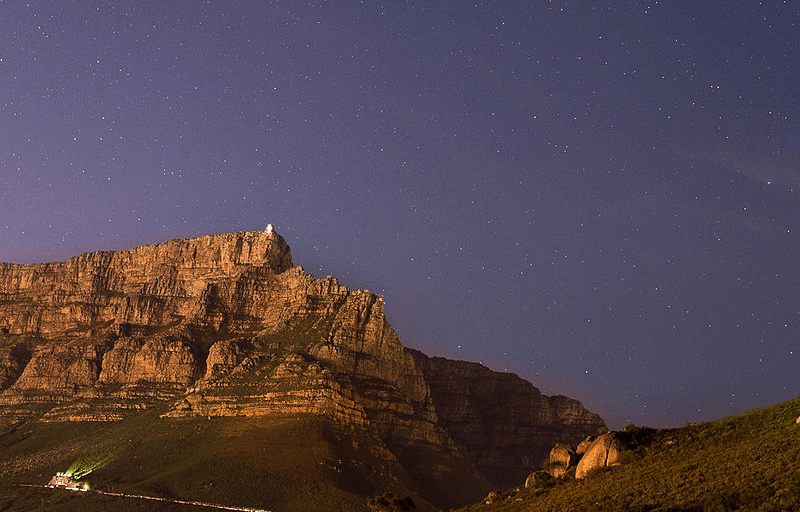 Table Mountain durante noite estrelada