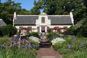 exterior-view-of-the-vergelegen-wine-estate-homestead-in-somerset-west