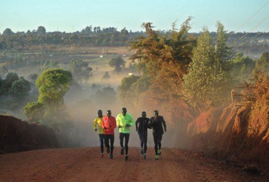 Corredores locales entrenando en Iten.