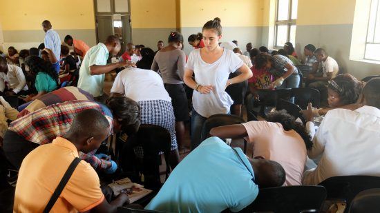 Beatriz Galatas organizando a los trabajadores de campo en Mozambique