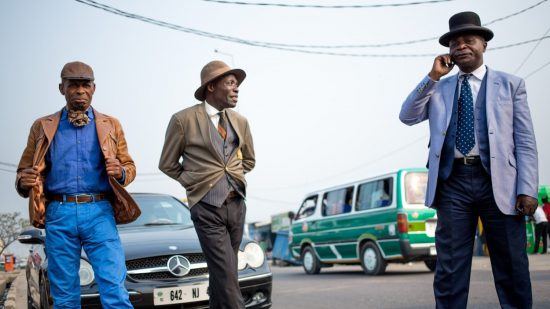 Trois sapeurs en plein show dans la ville de Brazzaville au Congo. 