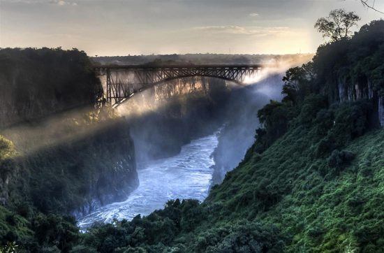 Cataratas Vitória, localizada no rio Zambeze, na fronteira entre a Zâmbia e o Zimbabué