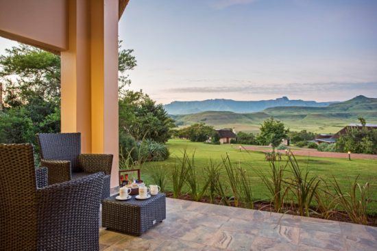 Blick von einer privaten Terrasse der Montusi Mountain Lodge auf die malerischen Drakensberge