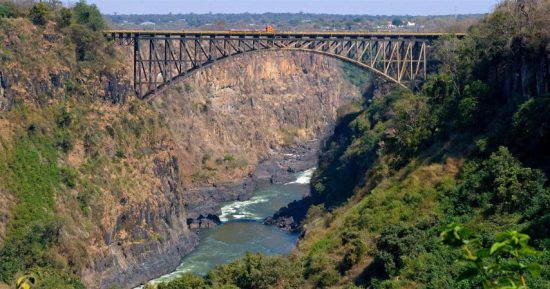 Von der Victoria Falls Bridge wird Bungeespringen angeboten