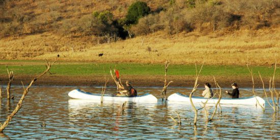 Urlauber beim Kanufahren in KwaZulu-Natal