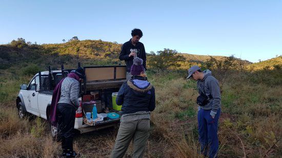 Pausa café dans la savane avec les bénévoles de Wildlife ACT.