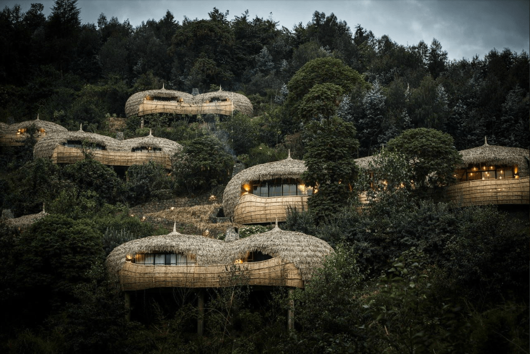 L'un des lodges safari insolites en Afrique que nous préférons : Bisate Lodge. 