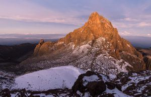 Lors d'un voyage au Kenya, admirez ou gravissez le mont Kenya. 