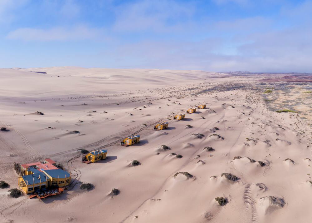 L'un des lodges safari insolites en Afrique que nous préférons: Shipwreck lodge en Namibie.