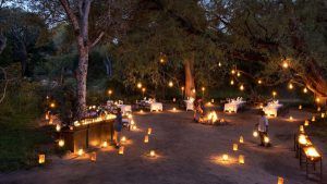 Vacances romantiques à Sabi Sand en Afrique du Sud pour un voyage safari de luxe. Dîner aux chandelles, diner dans la brousse.