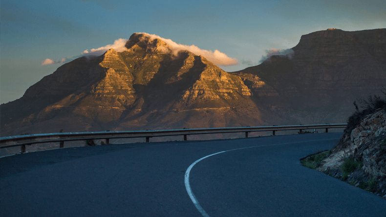 Devil's Peak iluminado pelo sol é visto durante viagem de carro