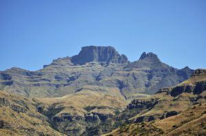 Die Drakensberge in einem sanften Grünton