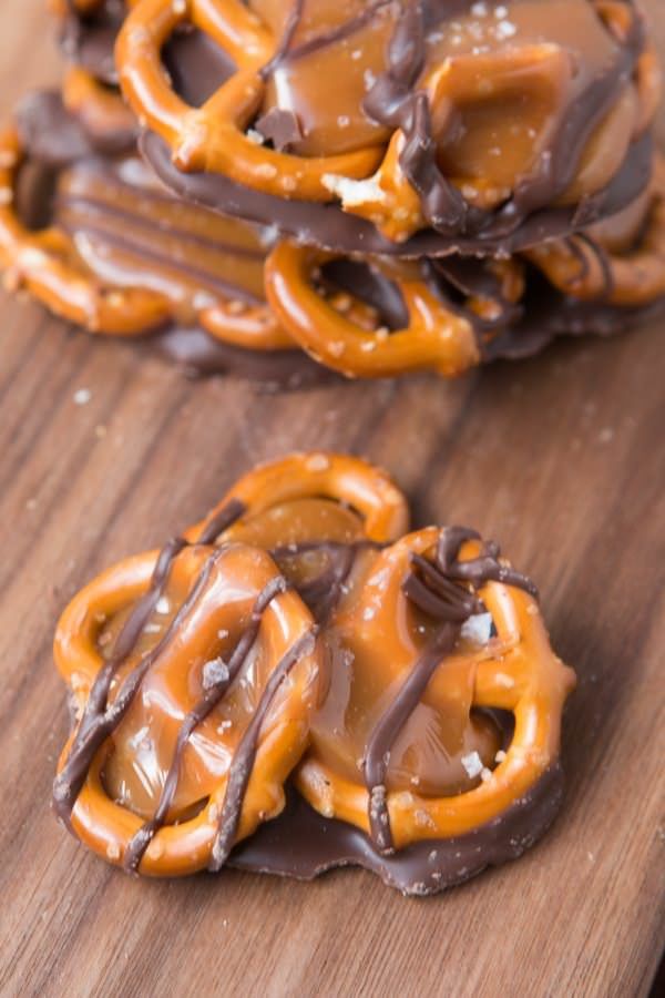 süße pretzels mit karamell und schokolade