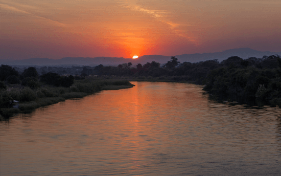 Cruzeiros ao pôr do sol no rio Zambeze agradam a adultos e crianças igualmente