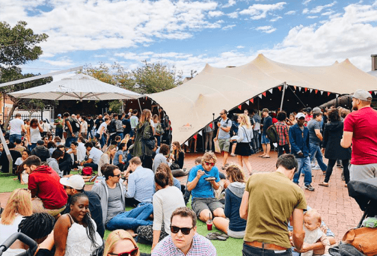 Neighbourgoods Market acontece todos os sábado no Old Biscuit Mill, em Woodstock, e reúne moradores locais e estrangeiros em uma atmosfera descontraída.