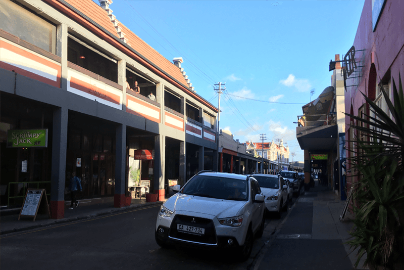 A Lower Main Road, a principal avenida do bairro de Observatory, é onde estão bares, restaurantes, livrarias e coffee shops alternativos que atraem visitantes de todo o mundo