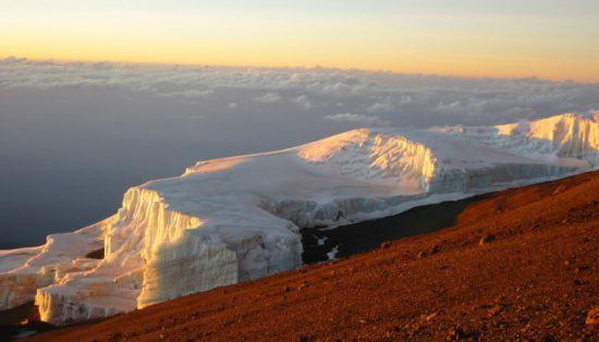 Les neiges étenrelles au sommet du Kilimanjaro en Tanzanie