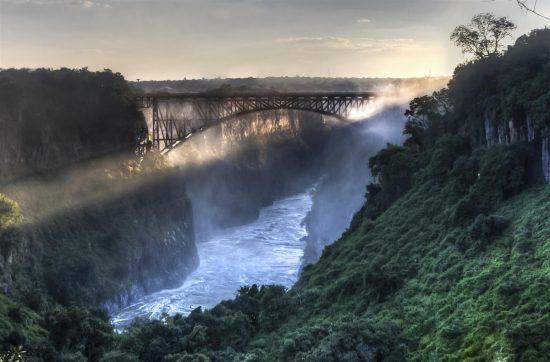 Victoria Falls Brücke über den tosenden Victoria-Fällen